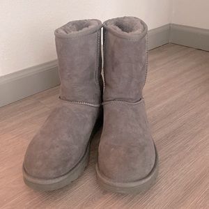 Short gray uggs